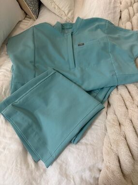 Figs Women’s Aqua Medical Scrub Set - Top & Pants Medium pants are petite